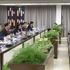 Le vice-ministre vietnamien de la Sécurité publique Trân Quôc To et le ministre cubain de l’Intérieur Lázaro Alberto Álvarez Casas passent en revue la coopération entre les deux ministères. Photo: VNA