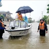 Un canot de la police de la province de Quang Binh en opération de sauvetage et de secours sur une route inondée du district de Lê Thuy. Photo: VNA