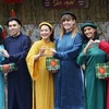 Les étudiants internationaux de l'Université du commerce extérieur de Hanoï en Ao dai (robe traditionnelle vietnamienne). Photo: Dantri 