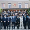 L’ambassadeur du Vietnam au Japon, Pham Quang Hiêu pose avec les représentants des bureaux locaux japonais basés à Tokyo. Photo: VNA