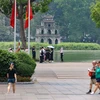 Des touristes étrangers dans la zone piétonne autour du lac Hoàn Kiêm (lac de l’Épée restituée), à Hanoi. Photo : VNA