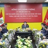 Le président vietnamien Luong Cuong (centre) lors de sa séance de travail avec avec Viettel Peru S.A.C (Bitel), à Lima. Photo : VNA