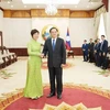  Le Premier ministre lao Sonexay Siphandone recevant la directrice générale de la VNA Vu Viêt Trang, à Vientiane. Photo: VNA