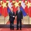 Le président de l’Assemblée nationale Trân Thanh Mân (à droite) et le roi du Cambodge Norodom Sihamoni se serrent la main, à Hanoi, le 28 novembre. Photo : VNA