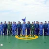 Vietnamiens et Chinois posent pour une photo de groupe à bord du CSB 8004. Photo : VNA