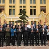 Le président Luong Cuong (au centre, au premier rang) pose avec le personnel de la Cour populaire suprême, le 2 décembre. Photo : VNA