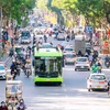 Un bus électrique roule dans une rue de Hanoi. Photo : VNA 