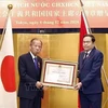 Le président de l’Assemblée nationale Trân Thanh Mân (à droite) remet l’Ordre du travail de troisième classe du président vietnamien au président de l’Alliance parlementaire d’amitié Japon-Vietnam Nikai Toshihiro. Photo: VNA