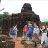 Touristes visitant le sanctuaire de My Son, patrimoine culturel mondial de l'UNESCO. Photo : VNA