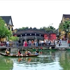 Les touristes effectuent une balade sur la rivière Hoài. Photo : VNA