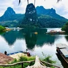 Une vue panoramique de la baie de Pa Khom, entourée de montagnes luxuriantes. Photo : NDEL