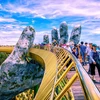 Touristes visitant le pont d'Or à Da Nang. Photo: VTV