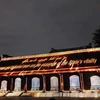 Le Temple de la Littérature s’illumine dans une mise en scène sonore et lumineuse captivante. Photo: VOV