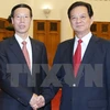 Prime Minister Nguyen Tan Dung (R) welcomes Chinese Vice Premier Zhang Gaoli (Photo: VNA)