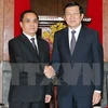 President Truong Tan Sang (R) welcomes Lao Prime Minister Thongsing Thammavong in Hanoi