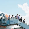 Passengers are getting off a Jetstar Asia aircraft. (Photo: Jetstar Asia Airways)