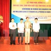 Nghe An: students awarded Vallet scholarships