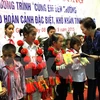 Vice President presents scholarships to needy students in Ha Giang