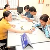 Vietnamese workers in Thailand get temporary work permits 