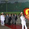 Party Congress delegates pay tribute to President Ho Chi Minh 