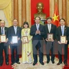 President meets with Vietnamese businesses 