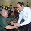 President presents gifts to wounded soldiers