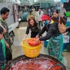 Vietnamese families worship Kitchen’s Gods 