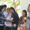 Vice President presents gifts to policy beneficiaries in Dak Nong