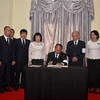 Vietnamese embassies open condolence book for President Tran Dai Quang