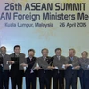 Vietnamese Foreign Minister Pham Binh Minh (fifth, left) and his counterparts from the ASEAN nations pose for photo at the Summit (Photo: AFP/VNA)