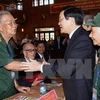 President Truong Tan Sang (R) shakes hand with a participant of the ceremony (Photo: VNA)