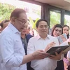 Vietnamese, Malaysian PMs visit Hanoi's book street, enjoy coffee