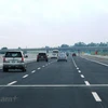 Vehicles operating in a section of the North-South Expressway (Photo: VietnamPlus)