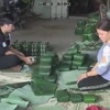 Vinh Hoa villagers awake all day for making chung cakes