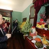 Party leader offers incense in commemoration of President Ho Chi Minh