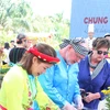 Foreign visitors learn to wrap Chung cake