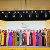 Chairwoman of the Vietnam Association of Women Enterpreneurs (VAWE) Thai Huong, who is also Chairwoman of TH Group, (centre) and VAWE’s members at the ceremony to mark 7th founding anniversary of VAWE. (Photo: VietnamPlus)