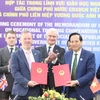 Vietnamese Minister of Labour, War Invalids and Social Affairs Dao Ngoc Dung (right) and British Ambassador to Vietnam Gareth Ward pose for a photo after signing the Memorandum of Understanding on vocational training cooperation between Vietnam and the UK
