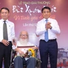 VNA Director General Nguyen Duc Loi (left) and Chairman of Hanoi People’s Committee Nguyen Duc Chung present the Grand Prize to Associate Professor-Doctor-Emeritus Teacher Nguyen Thua Hy (centre) (Photo: courtesy of organizing board)