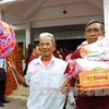 Vinh Long offers 1,000 gifts to AO victims, vision-impaired