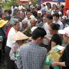 Kon Tum: gifts to disadvantaged people on Vu Lan Festival