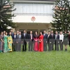 Top legislator meets embassy staff, overseas Vietnamese in Singapore