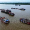 Illegal sand mining damages Hanoi’s dyke
