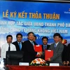 Da Nang, Vietnam Airlines shake hands in tourism, trade promotion