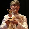 Vietnamese singer awarded golden trophy in Malaysia