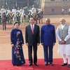 Gun salute welcomes President Tran Dai Quang in New Delhi