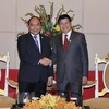 Vietnamese PM meets Lao counterpart in Cambodia 