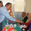 Deputy PM presents gifts to Heroic Vietnamese Mothers 