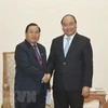 PM looks to maintain high-level visits between Vietnam, Laos 