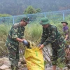 Vietnamese, Chinese people join hands to clean up border river